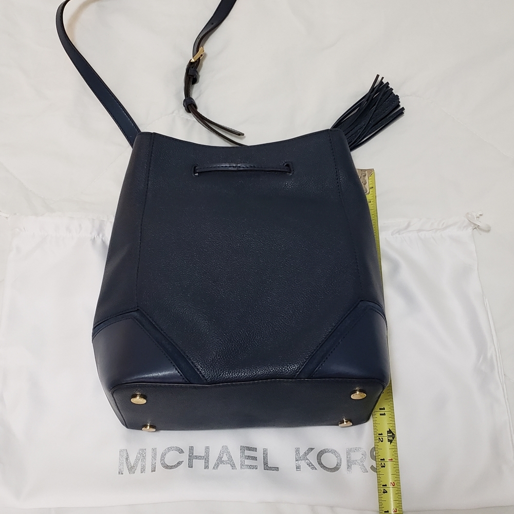 Michael Kors Nicole Lg Navy Bucket Crossbody Bag - Picture 4 of 8